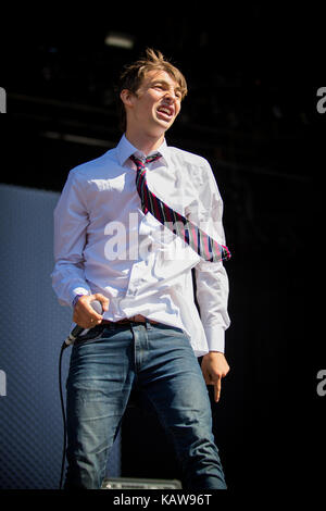 Le groupe de punk rock norvégien Honningbarna donne un concert au festival de musique norvégien Øyafestivalen 2013. Ici, le chanteur Edvard Valberg est photographié en direct sur scène. Norvège, 09/08 2013. Banque D'Images