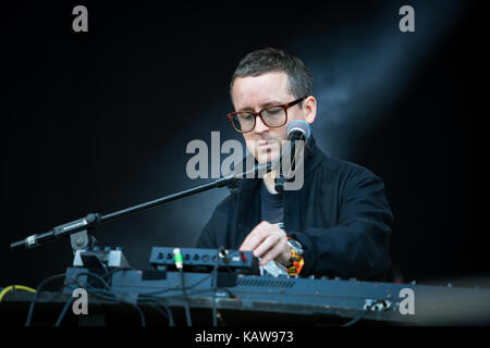 Le groupe de musique électronique britannique Hot Chip effectue un concert live au festival de musique lollapalooza 2015 à Berlin. ici chanteur et musicien alexis taylor est vu sur scène. Allemagne, 12/09 2015. Banque D'Images