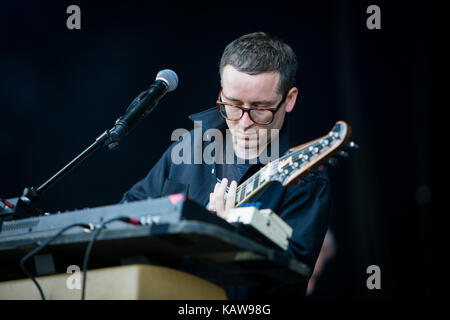 Le groupe de musique électronique britannique Hot Chip effectue un concert live au festival de musique lollapalooza 2015 à Berlin. ici chanteur et musicien alexis taylor est vu sur scène. Allemagne, 12/09 2015. Banque D'Images