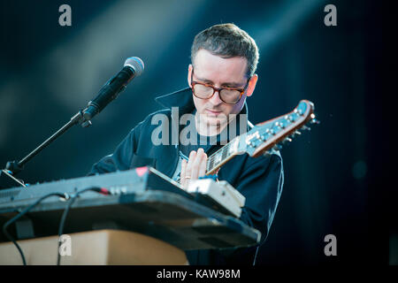 Le groupe de musique électronique britannique Hot Chip effectue un concert live au festival de musique lollapalooza 2015 à Berlin. ici chanteur et musicien alexis taylor est vu sur scène. Allemagne, 12/09 2015. Banque D'Images