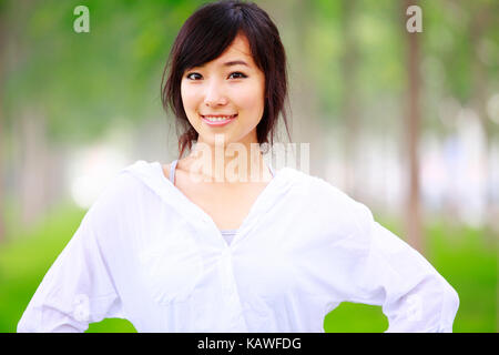 Portrait d'une charmante jeune femme asiatique à la caméra à sourire Banque D'Images