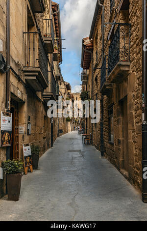 Visitez ses rues, étroites et avec des bâtiments en pierre dans la région de La Rioja Alavesa. Belle ville médiévale de Laguardia, à partir du xve siècle. Un Banque D'Images