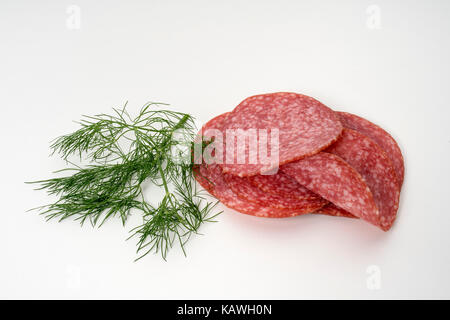 Tranches de salami et de l'aneth sur un tableau blanc Banque D'Images