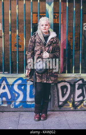 Dreadlocks blond woman // street style à Madrid Banque D'Images