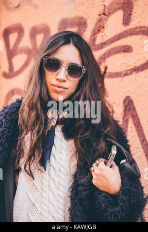 Lunettes de soleil fille // street style à Madrid Banque D'Images