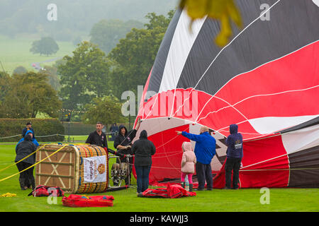 Les gens autour de panier de ballon à air chaud sur le terrain étant gonflés à Sky Safari montgolfières à Longleat Wiltshire, Royaume-Uni en septembre Banque D'Images
