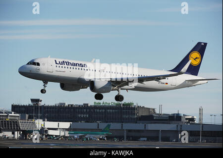 Un Airbus A321 de Lufthansa en photo à l'atterrissage à l'aéroport de Dublin Banque D'Images