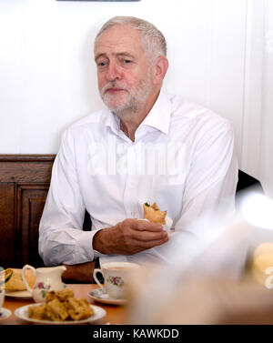 Brighton uk 23 septembre 2017 Jeremy Corbyn - le chef du parti travailliste répond à la Cooper beccy conseiller pour du travail maritime worthing ward lors d'une visite au café boulangerie à Worthing avant le début de la conférence du parti travailliste qui aura lieu à Brighton au cours des prochains jours photographie prise par Simon dack Banque D'Images