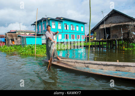 Le lac Inle, myanmar - sep 07 : ethnie Intha homme sur son bateau dans le lac Inle Myanmar le 07 septembre 2017 , Inle Lake est un lac d'eau douce situé dans l'État shan Banque D'Images