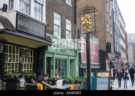 Le cerceau et les raisins est un 17e siècle classés Grade II public house sur Aldgate High Street, dans l'East End londonien. Banque D'Images