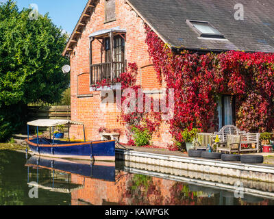 Riverside house avec plaisir voile à southcote sluice, rivière Kennett, l'extérieur de Reading, Berkshire, Angleterre Banque D'Images