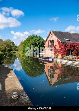 Riverside house avec plaisir voile à southcote sluice, rivière Kennett, l'extérieur de Reading, Berkshire, Angleterre Banque D'Images