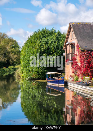 Riverside House avec bateau de plaisance à Southcote Sluice, River Kennet, en dehors de Reading, Berkshire, Angleterre, UK, GB. Banque D'Images