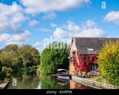 Riverside house avec plaisir voile à southcote sluice, rivière Kennett, l'extérieur de Reading, Berkshire, Angleterre Banque D'Images