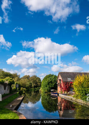 Riverside house avec plaisir voile à southcote sluice, rivière Kennett, l'extérieur de Reading, Berkshire, Angleterre Banque D'Images