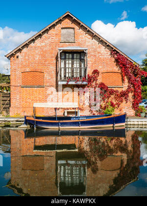 Riverside house avec plaisir voile à southcote sluice, rivière Kennett, l'extérieur de Reading, Berkshire, Angleterre Banque D'Images