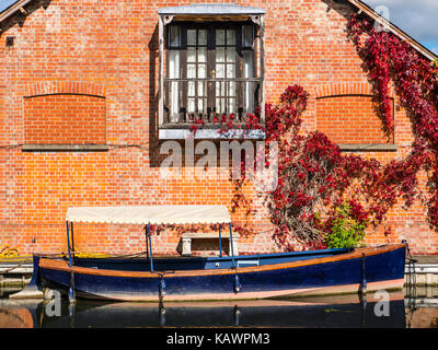 Riverside house avec plaisir voile à southcote sluice, rivière Kennett, l'extérieur de Reading, Berkshire, Angleterre Banque D'Images