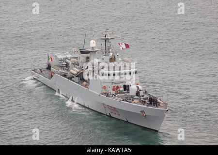 La marine italienne Corvette de classe F555 Minverve Driade quitte le port de La Valette Malte Banque D'Images