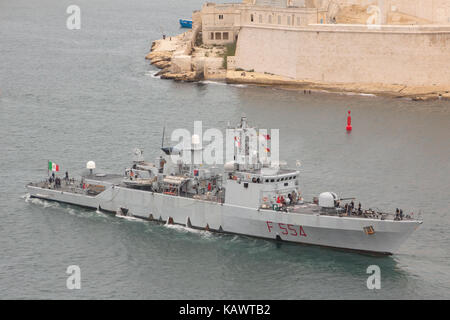 La marine italienne Corvette de classe F554 Minverve Sfinge quitte le port de La Valette Malte Banque D'Images