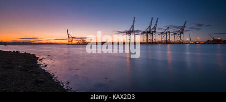 Les quais de Southampton de Marchwood vu de au coucher du soleil. Banque D'Images