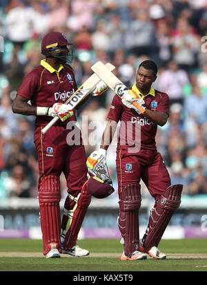 West indies' lewis evin (à droite) célèbre son siècle au cours de la quatrième internationale d'un jour Londres royal à l'ovale, Londres Kia. Banque D'Images