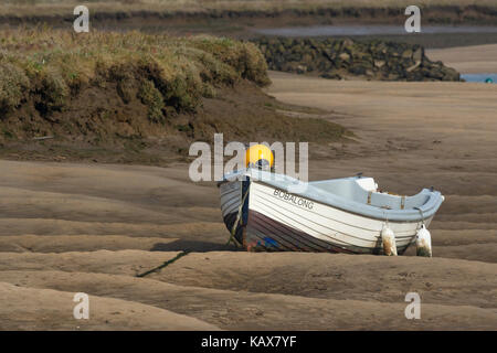 Bateaux carénées sortis de l'eau dans le ruisseau Morston / channel, Norfolk Banque D'Images