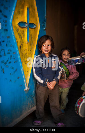 Enfants jouant dans village, merzoga moroccco Banque D'Images