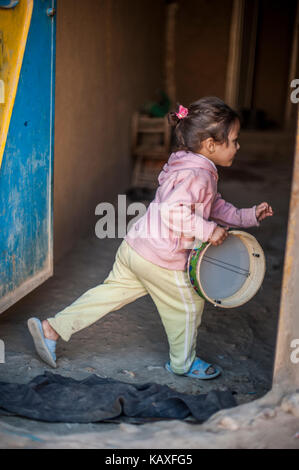 Enfants jouant dans village, merzoga moroccco Banque D'Images