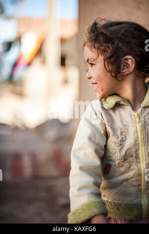 Portrait, souriant devant sa fille wouse à Merzouga, Maroc Banque D'Images