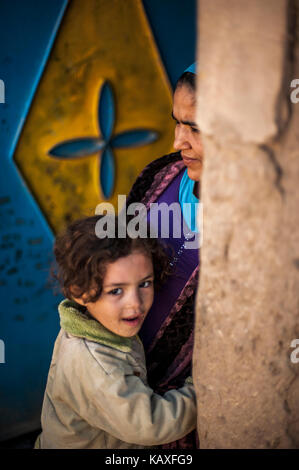 Portrait, souriant devant sa fille wouse à Merzouga, Maroc Banque D'Images