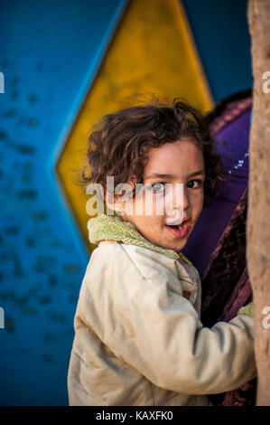 Portrait, souriant devant sa fille wouse à Merzouga, Maroc Banque D'Images