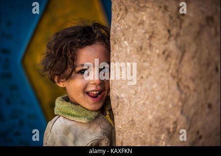 Portrait, souriant devant sa fille wouse à Merzouga, Maroc Banque D'Images