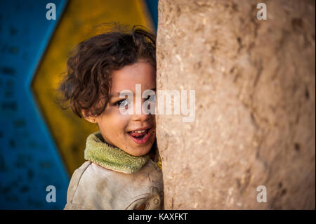 Portrait, souriant devant sa fille wouse à Merzouga, Maroc Banque D'Images