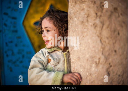 Portrait, souriant devant sa fille wouse à Merzouga, Maroc Banque D'Images