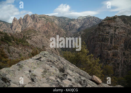 Vue paysage de montagne dans la zone près de ota a appelé les gorges de Spelunca, Corse, France. La Corse est une île de la Méditerranée et l'une des 18 régions de France. Il est situé au sud-est de la métropole et à l'ouest de la péninsule italienne. Banque D'Images