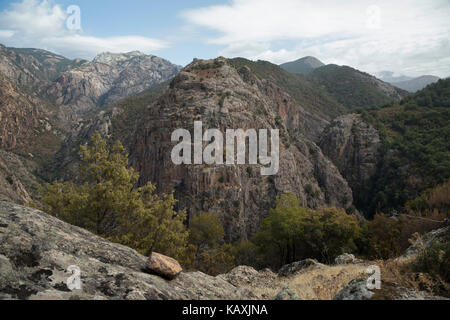 Vue paysage de montagne dans la zone près de ota a appelé les gorges de Spelunca, Corse, France. La Corse est une île de la Méditerranée et l'une des 18 régions de France. Il est situé au sud-est de la métropole et à l'ouest de la péninsule italienne. Banque D'Images