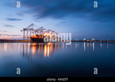 Les quais de Southampton de Marchwood vu de au coucher du soleil. Banque D'Images