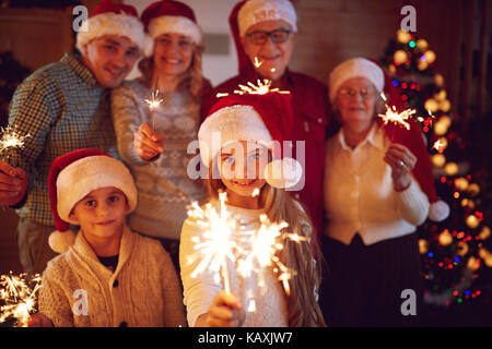 Famille de passer du temps ensemble avec des baguettes à célébrer la veille de Noël