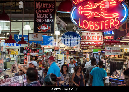 Reading Terminal Market avec des foules de gens , Philadelphie, PA, USA Banque D'Images