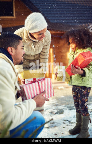 L'afro-américain de préparer la famille heureux Noël en montagne Banque D'Images