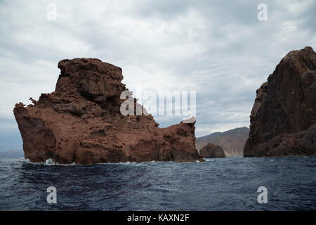 Paysage côtier volcanique de la réserve naturelle de Scandola en Corse, France. la réserve naturelle de Scandola est située sur la côte ouest de la Corse, dans le parc régional de Corse. La réserve a été créée en 1975 et a été reconnu par les Nations unies comme un site du patrimoine mondial naturel, et a été inscrite sur la liste du patrimoine mondial en 1983. Banque D'Images