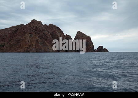 Paysage côtier volcanique de la réserve naturelle de Scandola en Corse, France. la réserve naturelle de Scandola est située sur la côte ouest de la Corse, dans le parc régional de Corse. La réserve a été créée en 1975 et a été reconnu par les Nations unies comme un site du patrimoine mondial naturel, et a été inscrite sur la liste du patrimoine mondial en 1983. Banque D'Images