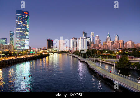 Schuylkill River Trail Boardwalk et Philadelphia Skyline at night de South Street, Philadelphia, Pennsylvania, USA Banque D'Images