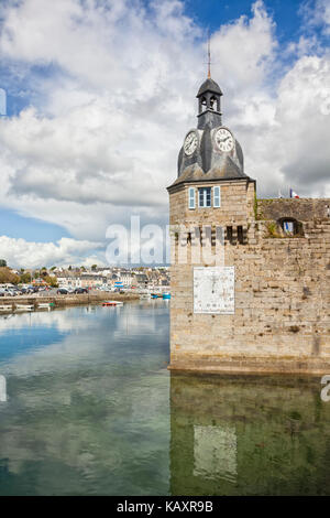 Clocher de la ville fortifiée de Cincarneau, département du Finistère, Bretagne, France Banque D'Images