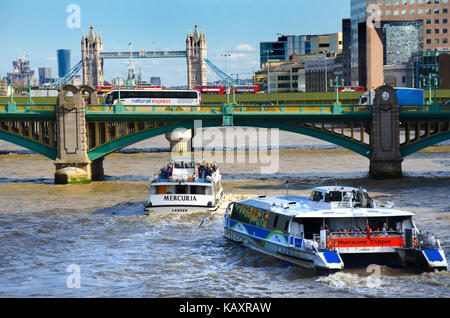 Londres, Angleterre, Royaume-Uni. transport fluvial - mercuria (Thames River services) et l'ouragan clipper rubrique (thames clippers) en direction de Tower bridge - nationa Banque D'Images