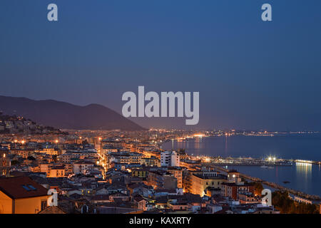 Vue de la ville italienne de nuit sur la côte - Salerne éclairées par des lanternes Banque D'Images