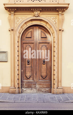 Vieille porte en bois à Florence, Italie Banque D'Images