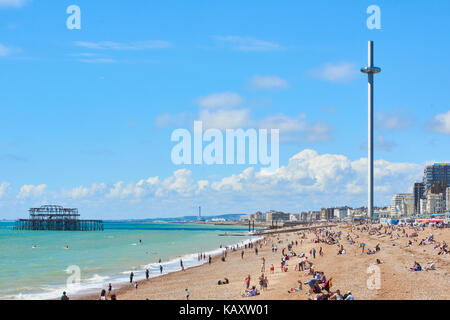 Vue latérale du front de mer de Brighton avec British Airways 1360 tour d'observation et de vestiges de West Pier. Banque D'Images