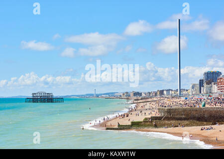 Vue latérale du front de mer de Brighton avec British Airways 1360 tour d'observation et de vestiges de West Pier. Banque D'Images