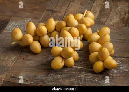 Bunch of fresh dates jaune sur la table Banque D'Images